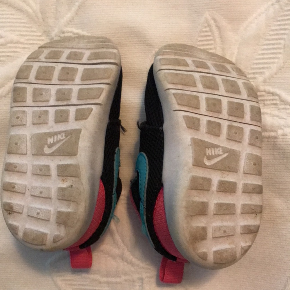 Baby/toddler Nike sneakers, size 5 - Picture 3 of 3